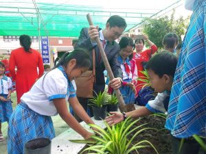 Phó chủ tịch huyện tham gia trồng cây trong ngày khai giảng
